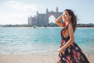 Dubai, Uae - 3 Mart 2019 Atlantis 'in önündeki güzel Asyalı kız Palm Hotel' de Pointe rıhtımında yemek ve eğlence mekanında..