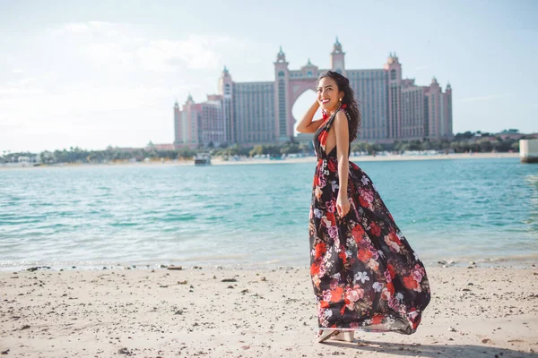 Dubai, Uae - 3 mars 2019: Söt asiatisk flicka framför Atlantis Palmhotellet från Pointe strandnära mat- och nöjesdestination på Palm Jumeirah. — Stockfoto