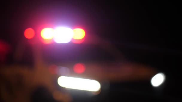 Rozmazané světla policejní zásahové vozidlo auto v noci ulici. Zpomalený pohyb. 3840 x 2160