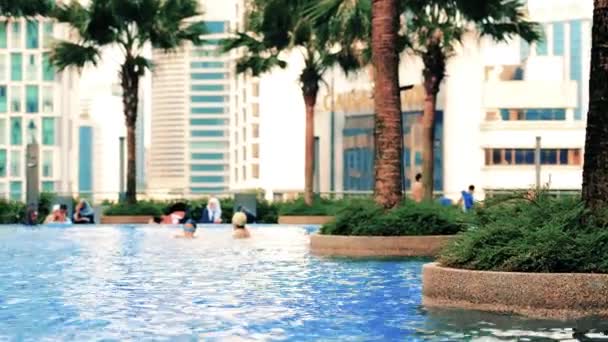 Malaysia, Kuala Lumpur, 7 july 2018. Swimming pool on the top floor of the hotel with city views. slow motion. 3840x2160 — Stock Footage Malaysia, Kuala Lumpur, 7 july 2018. Swimming pool on the top floor of the hotel with city views. slow motion. 3840x2160 Royalty Free Stock Footage