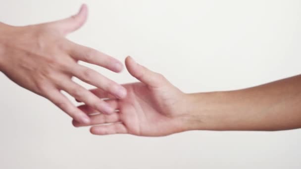 Třesoucíma se rukama na bílém pozadí. zblízka ženské a mužské ruce, třes rukou. 3840 x 2160