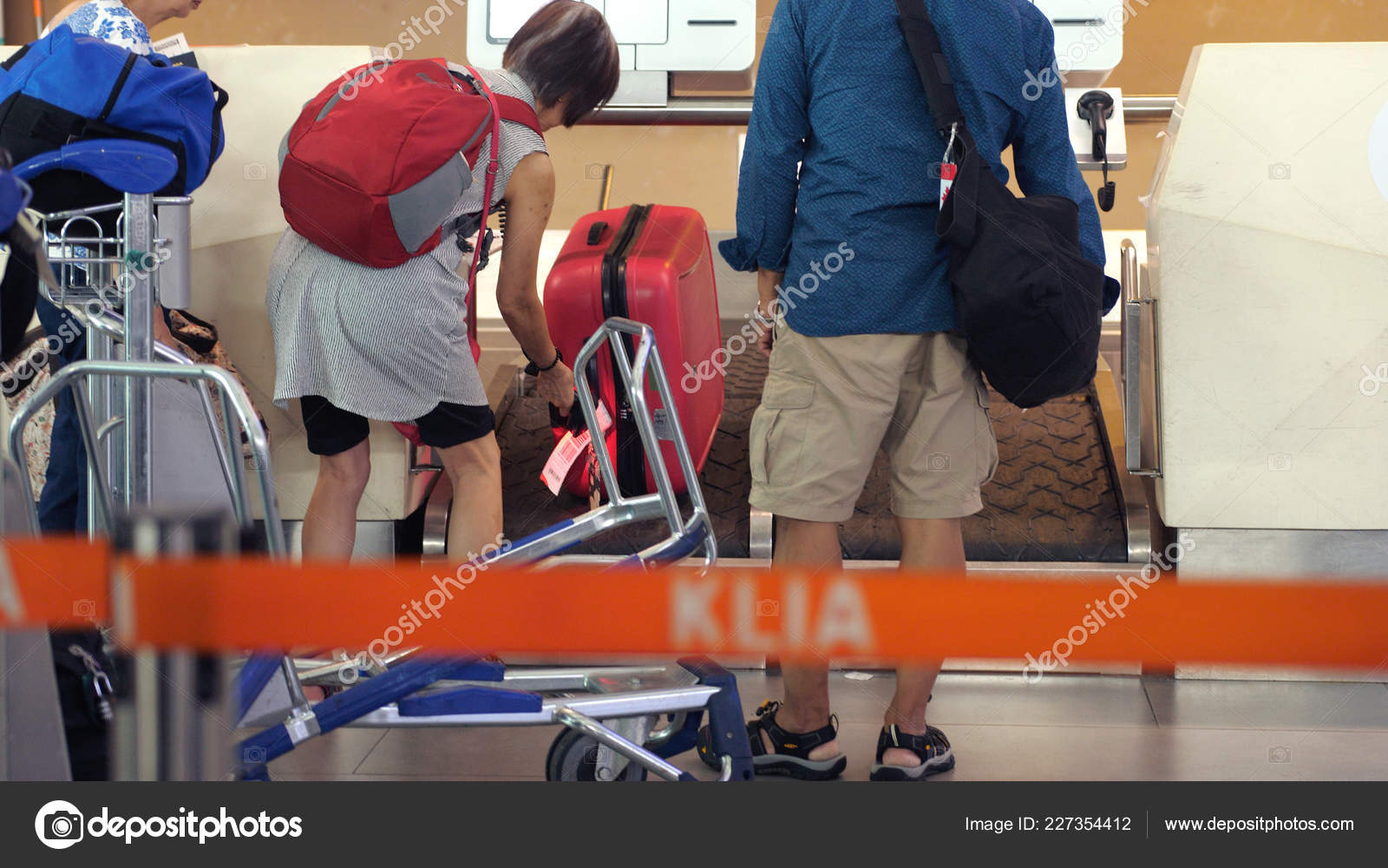 Singapore 13 July 2018 Travelers Check In Luggage On A Conveyor