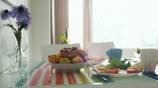 Table De Petit Dejeuner Du Matin Avec Bouquet De Fleurs Et Assiette De Fruits Oeuf Tomate Stock Photo Table De Petit Dejeuner Du Matin Avec Bouquet De Fleurs Et Assiette De Fruits Oeuf Tomate Stock Photo
