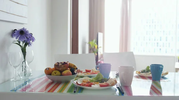 Table De Petit Dejeuner Du Matin Avec Bouquet De Fleurs Et Assiette De Fruits Fenetre Bonjour Stock Photo Table De Petit Dejeuner Du Matin Avec Bouquet De Fleurs Et Assiette De Fruits Fenetre Bonjour Stock Photo