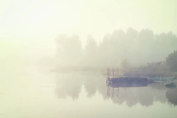 Туманное Озеро Ландшафте Раннего Утра — стоковое фото