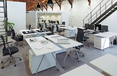 Eşsiz mobilyaları ve üç boyutlu endüstriyel estetiği olan modern yaratıcı ofis..