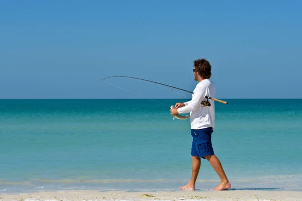 ホームズ ビーチ アンナマリア島 フロリダ アメリカ合衆国 2018 お魚くわえたビーチで若い男彼はメキシコ湾で釣りしながらキャッチ — ストック写真