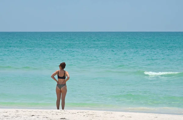 安娜玛丽亚岛 Usa 2018年5月1日 站在霍姆斯海滩上的年轻女子望着墨西哥湾 — 图库照片