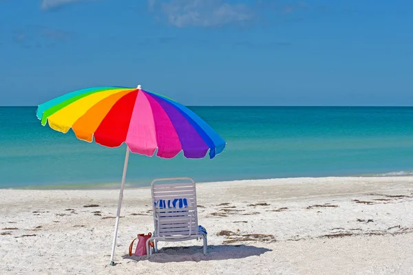 在安娜玛丽亚海岛的沙滩上五颜六色的雨伞和椅子 — 图库照片