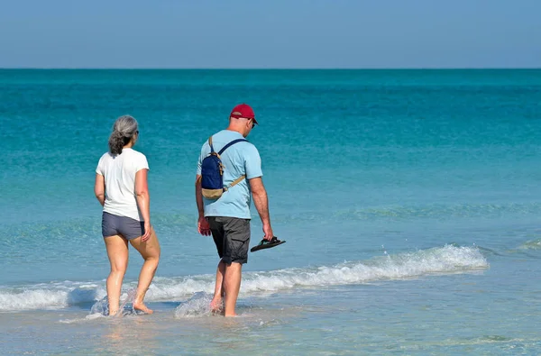 在佛罗里达州海湾海岸 一对不被发现的夫妇在海滩上散步 享受一个美丽的阳光明媚的日子 — 图库照片