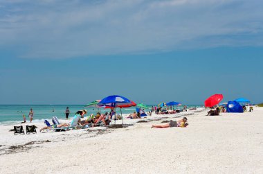 Holmes Beach, Anna Maria Adası, Fl - 1 Mayıs 2018: İnsanlar tatil Beach Florida'nın körfez kıyısında güzel bir güneşli gün zevk.  