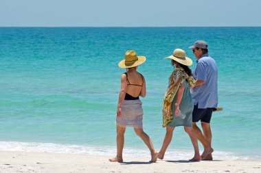 Holmes Beach, Anna Maria Adası, Fl - 1 Mayıs 2018: İnsanlar sahilde yürüyüşe ve Gulf Coast Florida üzerinde güzel bir güneşli gün zevk tatil.  