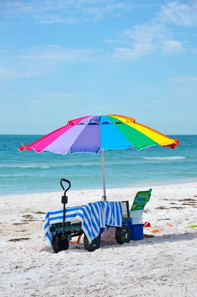 五颜六色的海滩雨伞与马车 条纹毛巾 椅子和玩具在海滩上 — 图库照片