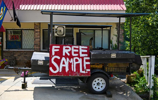 2018年7月3日 一个烧烤烧烤在当地餐馆前与红色木标志提供免费样品 — 图库照片