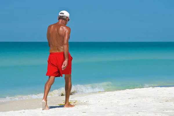 Homem Mais Velho Não Identificado Andando Praia Fazendo Exercício Desfrutando — Fotografia de Stock