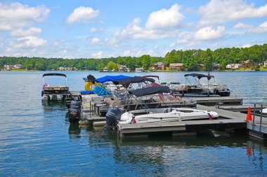 Fairfield Plantation Villa Rica, Ga - 2 Temmuz 2018; Özel bir eğlence göl üzerinde Marina tekne bağladı