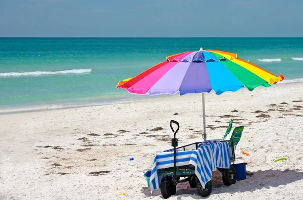 Färgglada Parasoll Med Vagn Randig Handduk Stol Och Leksaker Stranden — Stockfoto