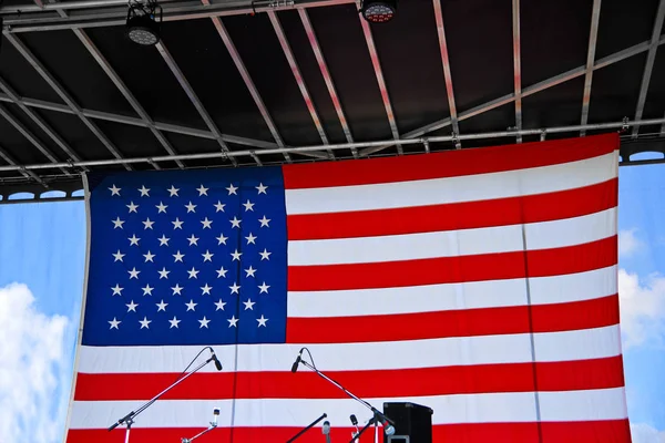Grote Amerikaanse Vlag Achtergrond Een Openlucht Podium Een Juli Concert — Stockfoto