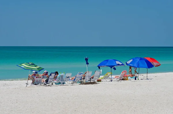 フロリダの湾の海岸の美しい晴れた日を楽しむ休暇の人々 のホームズ ビーチ アンナマリア島 フロリダ 2018 グループ — ストック写真