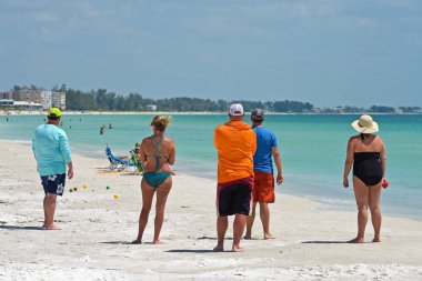 Holmes Beach, Anna Maria Adası, Fl / Amerika Birleşik Devletleri - 1 Mayıs 2018: Grup, arkadaş Bocce top oynamak plaj ve güzel bir güneşli gün Gulf Coast Florida üzerinde zevk.  