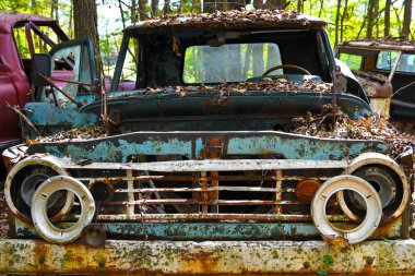 Bir hurdalık bir eski hurda kamyon önü yakın çekim görüntüsü