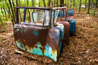 Eski kapılar kapalı hurda araçlar önemsiz bahçesinde A satırı