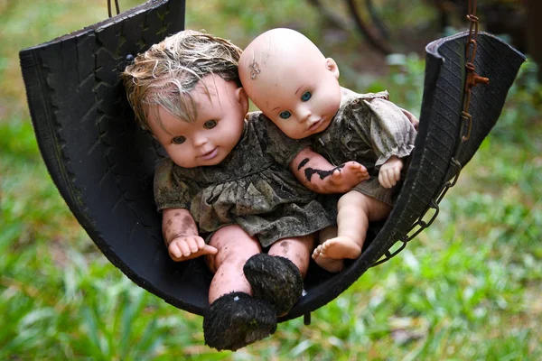Two Creepy Grungy Old Baby Dolls Sitting Tire Swing — Stock Photo, Image