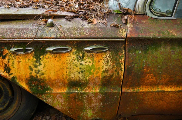 Bir Hurdalık Paslı Bir Eski Arabaya Tarafına Yakın Çekim Görüntüsü — Stok fotoğraf