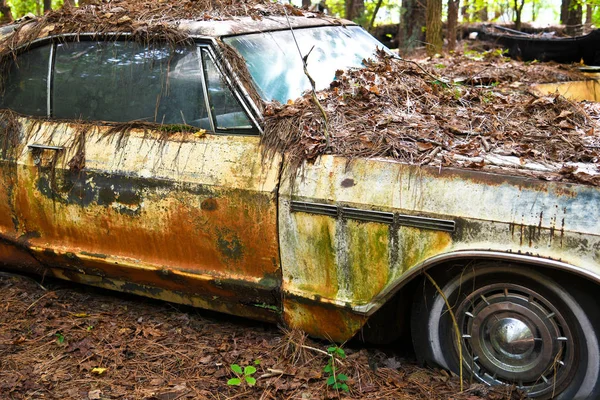 Bir Hurdalık Paslı Bir Eski Arabaya Tarafında Görüntü — Stok fotoğraf
