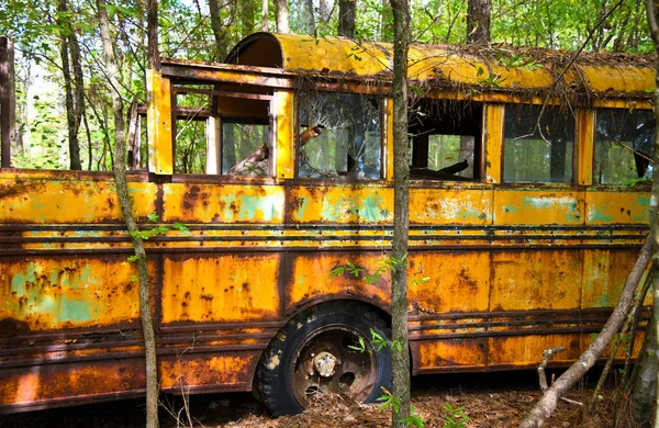Bir Hurdalık Bir Eski Hurda Okul Otobüsüne Tarafına Yakın Çekim — Stok fotoğraf