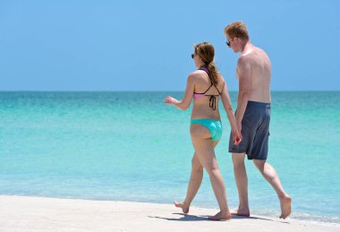 Kumsalda yürüyen çift