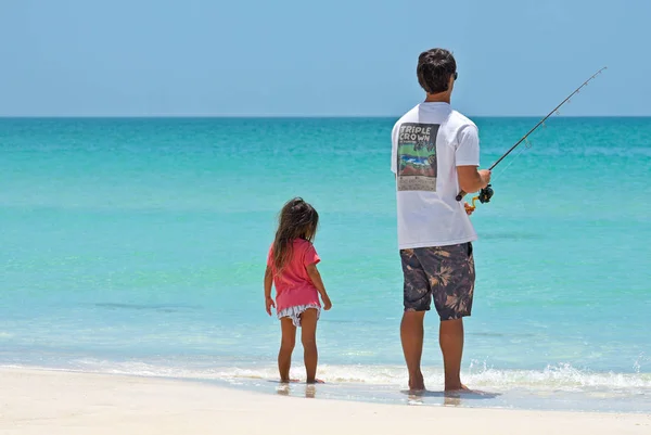 父亲和女儿钓鱼 — 图库照片