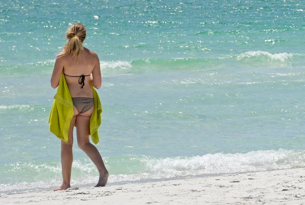 Junge Frau am Strand — Stockfoto