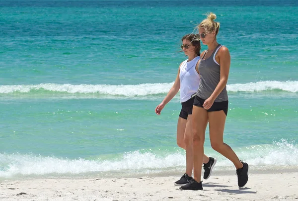 Junge Frauen am Strand — Stockfoto