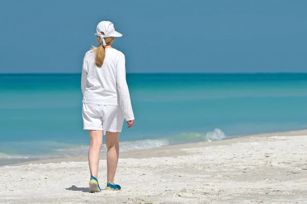 Donna matura che cammina sulla spiaggia — Foto Stock