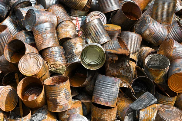成堆的金属罐 — 图库照片