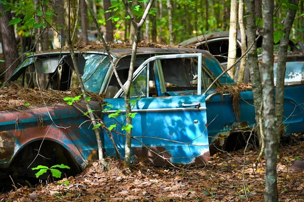 Altes Schrottauto — Stockfoto