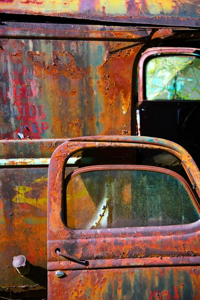 Roestige oude Truck deur — Stockfoto