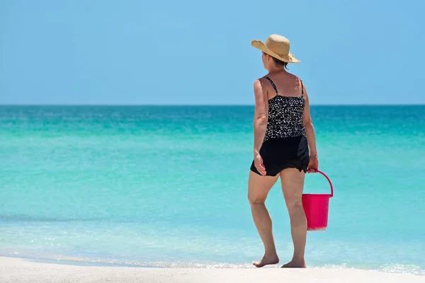 Жінка, що йде на пляжі — стокове фото