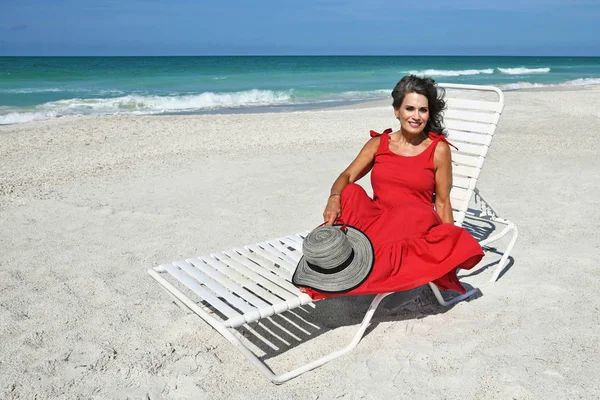 Beautiful Woman on the Bench — Stock Photo, Image