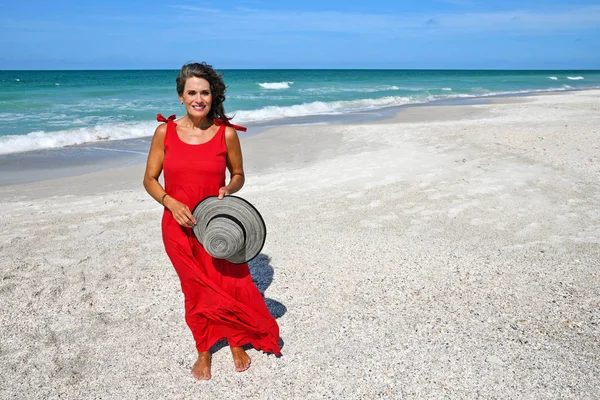 Beautiful Woman on the Beach — Stock Photo, Image