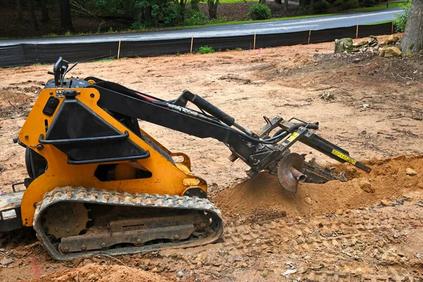 Gräva ett dike för bevattning — Stockfoto