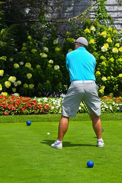 Jovem jogando golfe — Fotografia de Stock