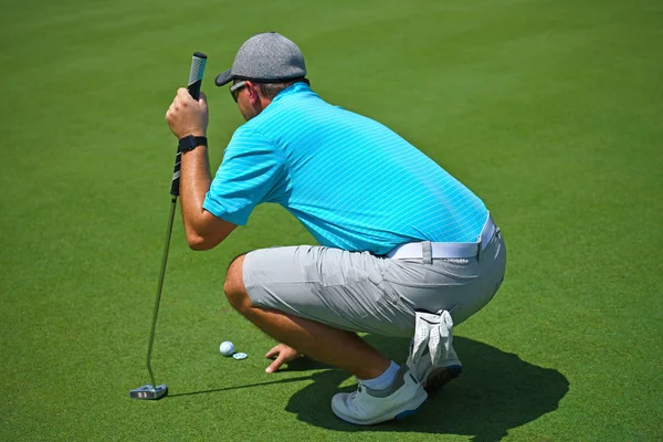 Молодой человек играет в гольф — стоковое фото