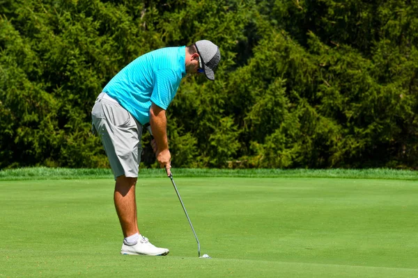 Joven jugando al golf —  Fotos de Stock