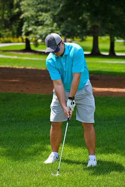 Ung man spelar golf — Stockfoto