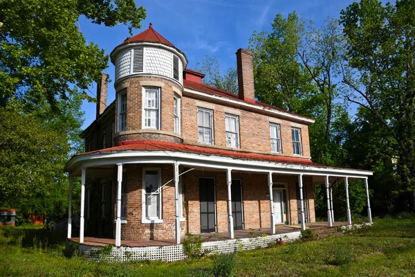 Altes verlassenes Backsteinhaus — Stockfoto