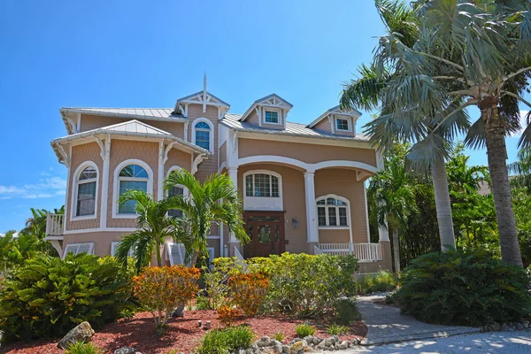 Casa Playa Grande Con Bonito Paisaje Incluyendo Grandes Palmeras — Foto de Stock