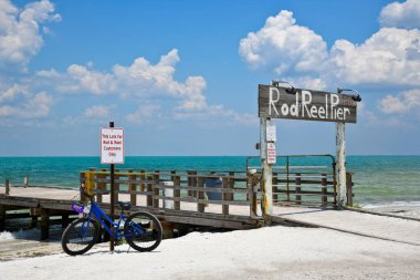 Anna Maria Adası, FL / USA - 15 Mayıs 2019: Rod and Reel Fishing Pier and Restaurant on Anna Maria Island, Florida
