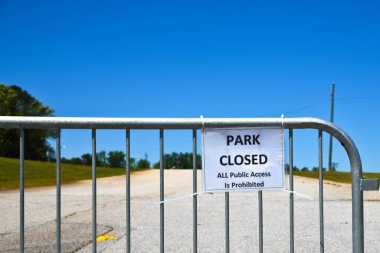 Baricade ve Park Salgın Kapanırken Tüm Halka Erişim İşaretine Kapalı